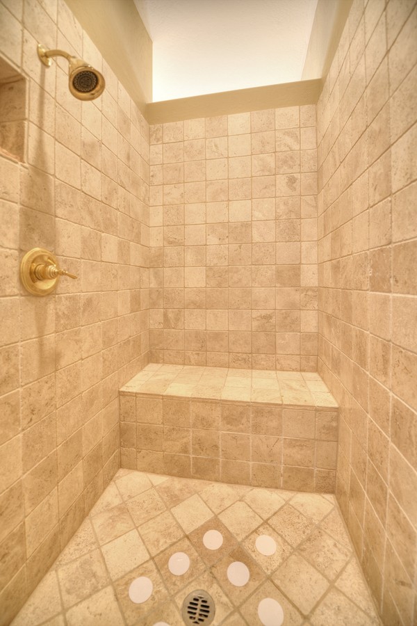 029_master_shower_detail