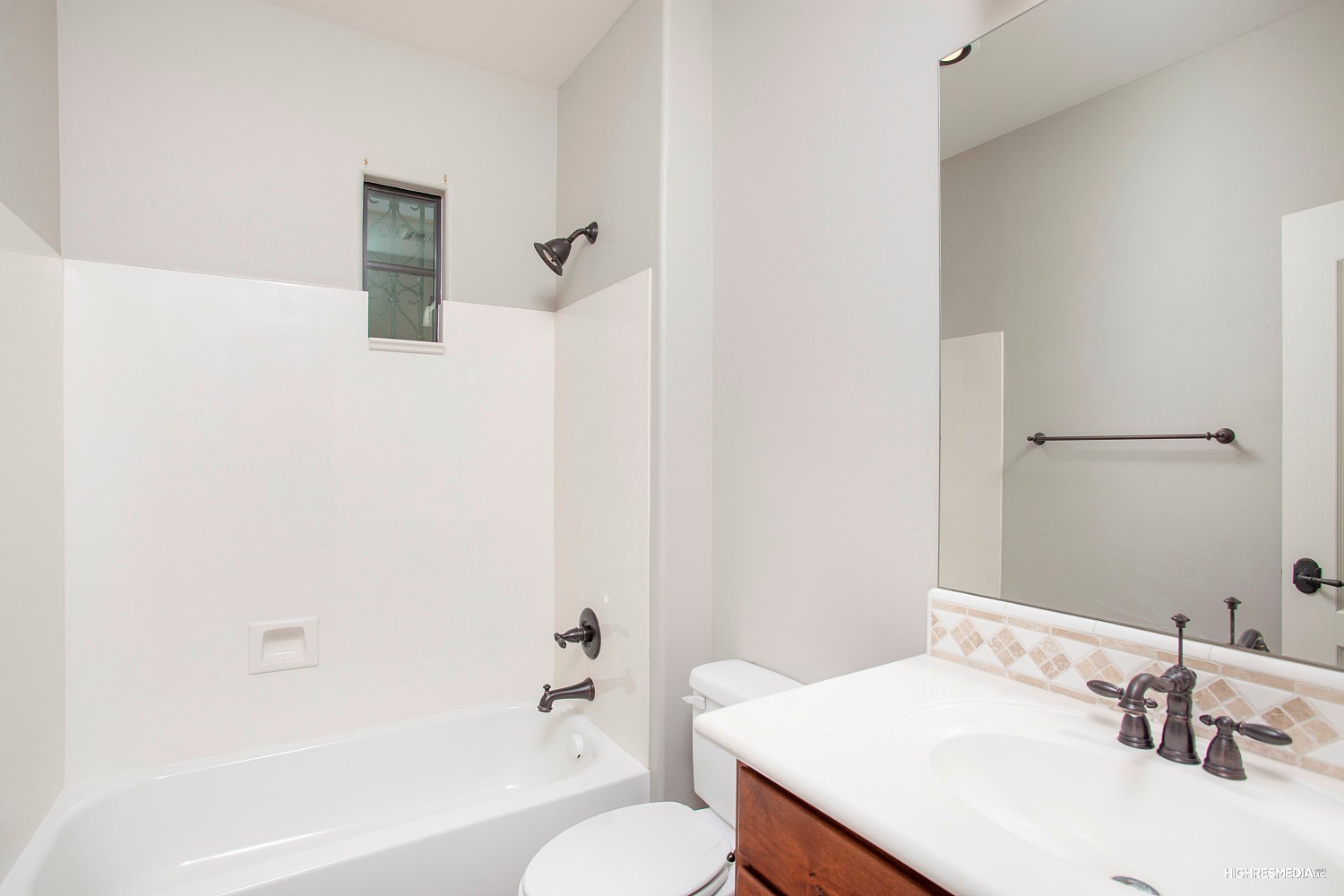 Bright full guest bath at this Scottsdale townhome for sale in Market Street at DC Ranch located at 20704 N 90th Pl #1005 Scottsdale, AZ 85255 listed by Don Matheson at The Matheson Team