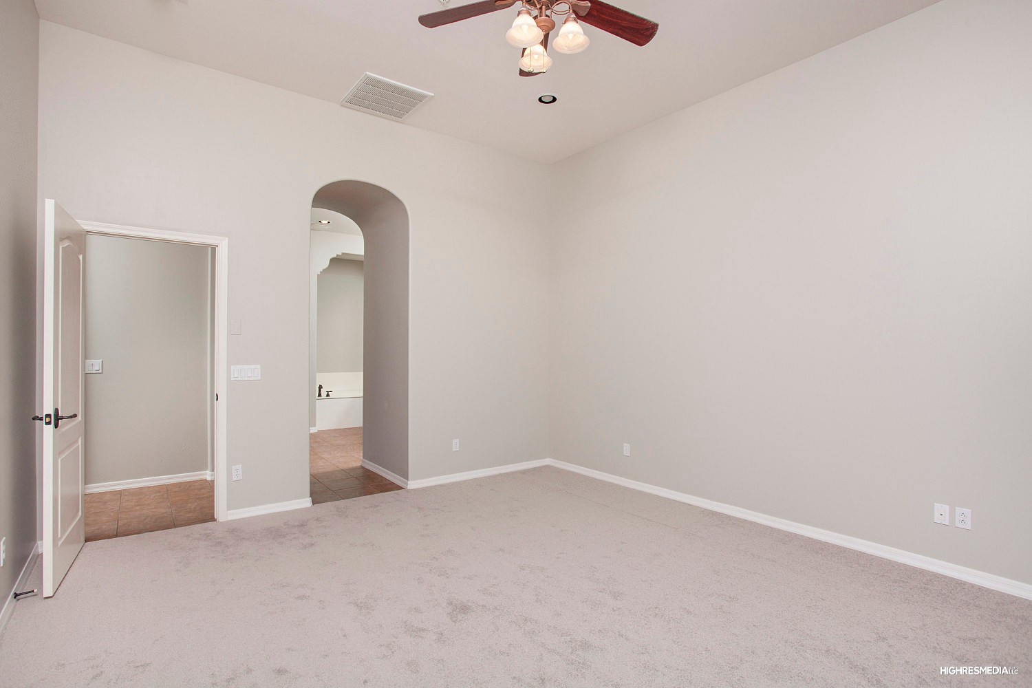 Spacious owner's suite at this Scottsdale townhome for sale in Market Street at DC Ranch located at 20704 N 90th Pl #1005 Scottsdale, AZ 85255 listed by Don Matheson at The Matheson Team
