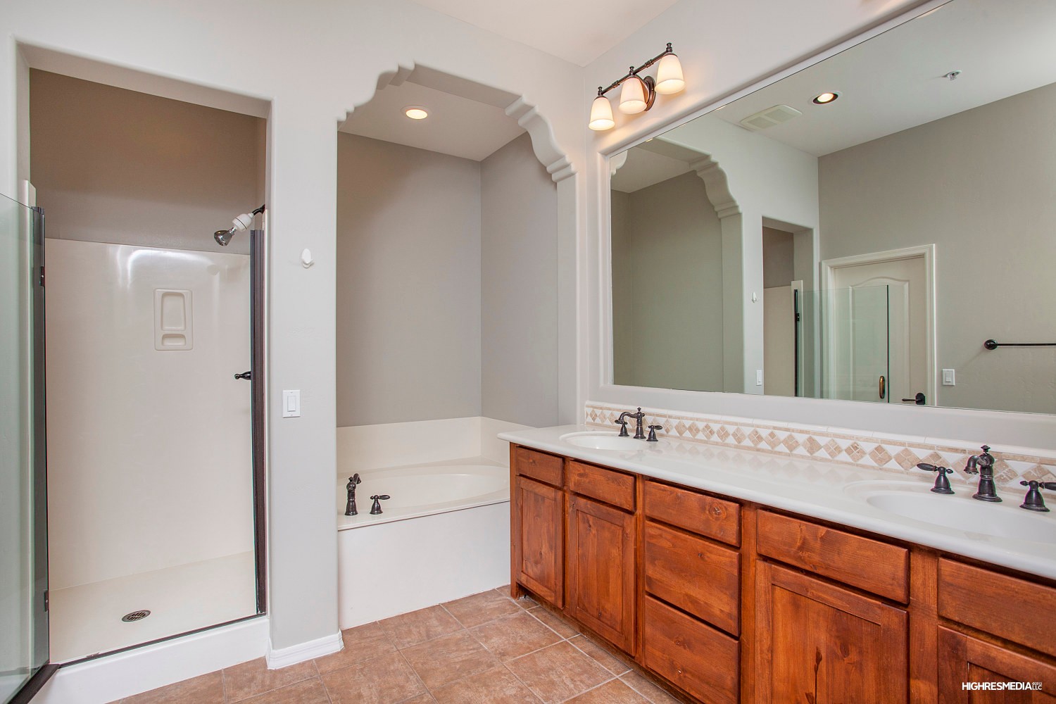 Separate shower and soaking tub at this Scottsdale townhome for sale in Market Street at DC Ranch located at 20704 N 90th Pl #1005 Scottsdale, AZ 85255 listed by Don Matheson at The Matheson Team