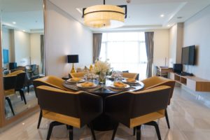 5 DIY Dining Room Staging Tips That Buyers Will Love - Mirrors